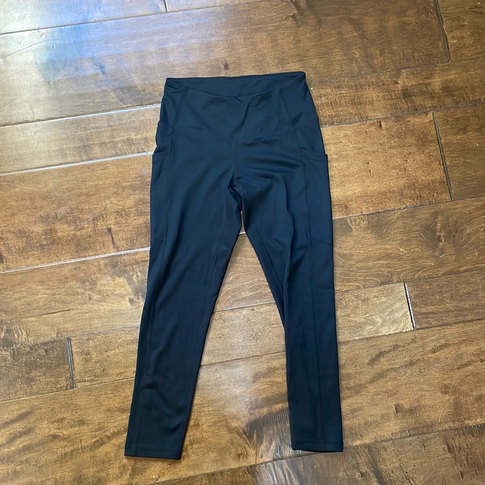 Zella black leggings with pockets on the side.